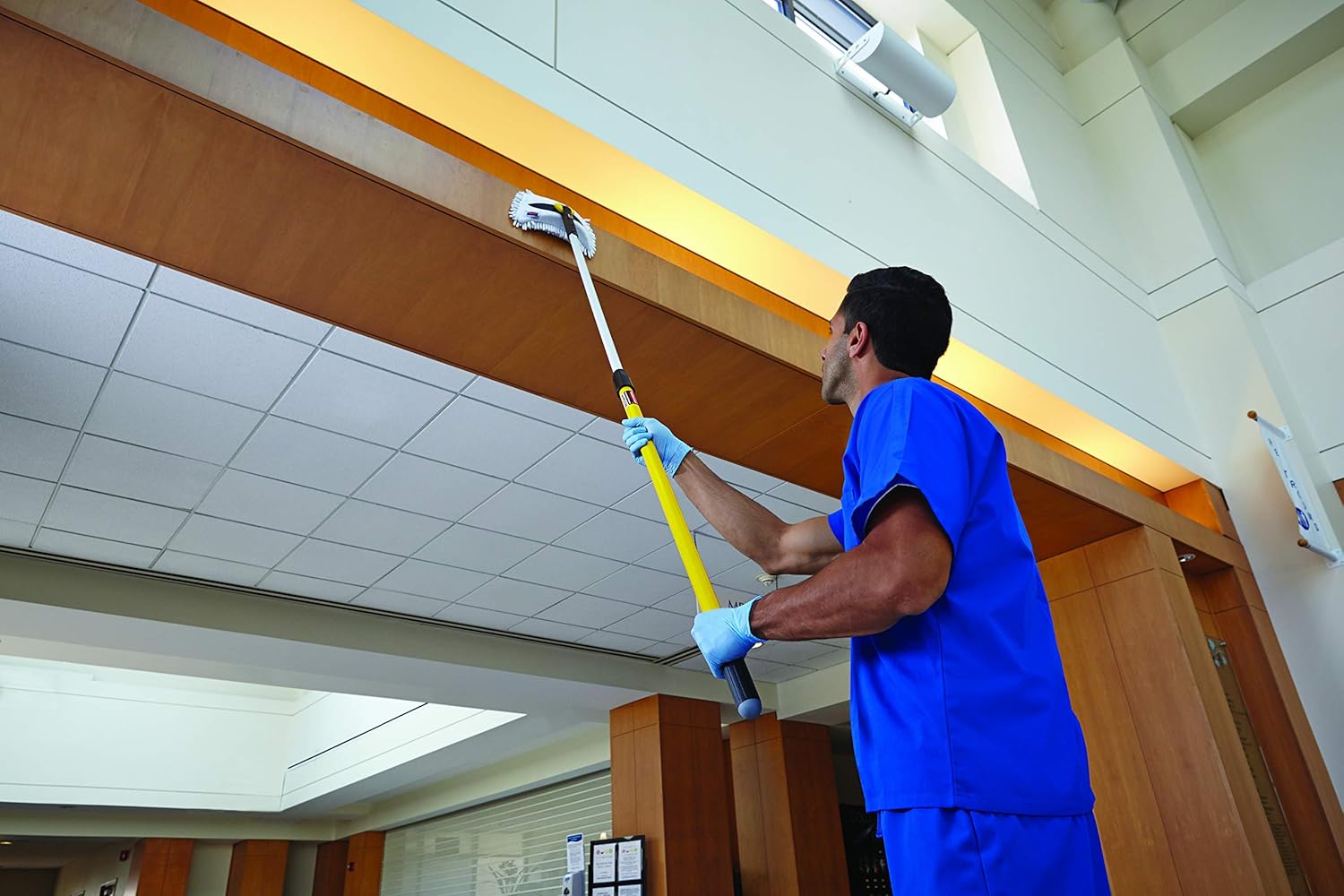 Durable and Efficient Quick-Connect Microfiber Dust Mop for Cleaning Floors